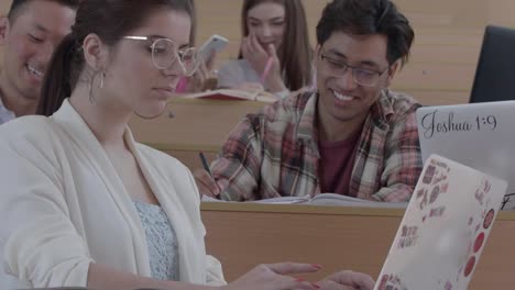 Estudiantes-positivos-riendo-durante-el-estudio.