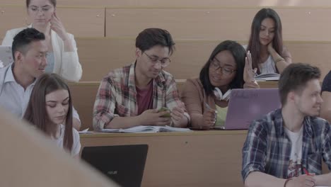 Estudiantes-hablar-durante-la-clase.