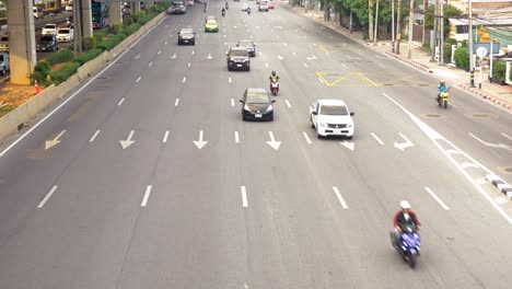 Blick-auf-Vibhavadi-Rangsit-Road-und-der-Verkehr-in-Bangkok-sind-viele-Autos-auf-den-Straßen-und-Gebäude-sind-entlang-der-Straße.