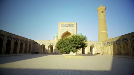 Madraza-de-Matniyaz-Divan-begi-en-Khiva,-Uzbekistán.