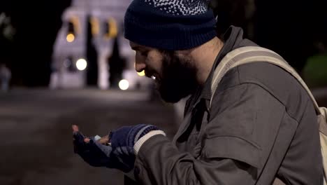 Obdachlose-zählen-tägliche-Almosen-im-Stadtpark-in-der-Nacht