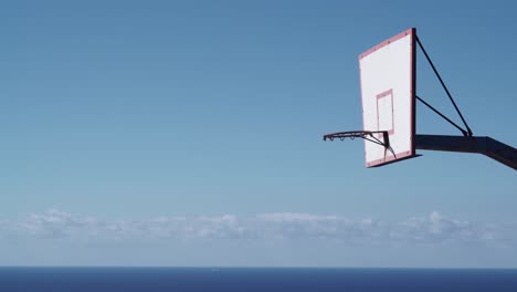 Basketball-Korb-auf-blauen-Himmelshintergrund