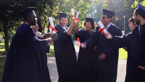 glückliche-Schüler-in-Mörtel-Boards-mit-Diplomen