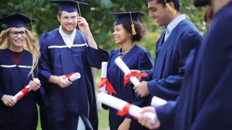 glückliche-Schüler-in-Mörtel-Boards-mit-Diplomen