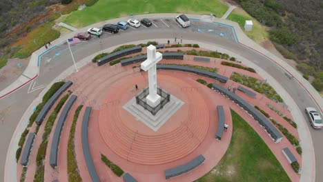 Abejón-aéreo-estático-tiro-arriba-del-monumento-de-la-Soledad-de-Monte-en-San-Diego,-California