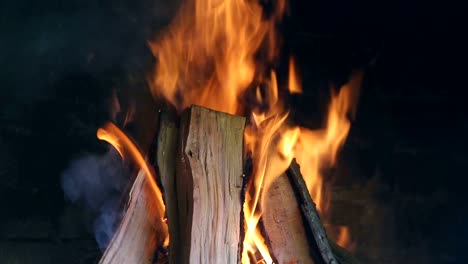 Fuego-de-una-chimenea-de-ladrillo-rojo-de-madera