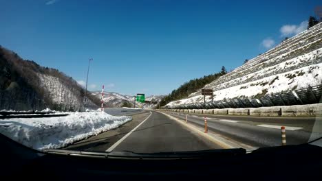 Vista-del-coche-en-el-camino-en-Japón