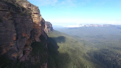 Imágenes-de-Drone-volando-sobre-las-montañas-azules,-Australia