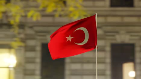Türkische-Flagge-in-der-Nacht