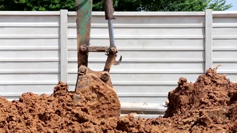 Bagger-Baggerlader-arbeiten-in-Baustelle