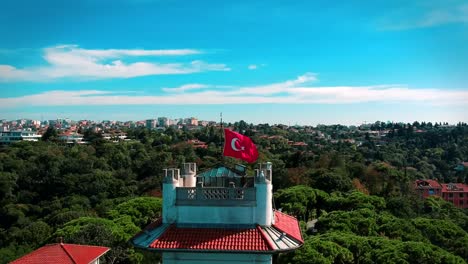 Bandera-turca-en-Bósforo-Estambul-Turquía