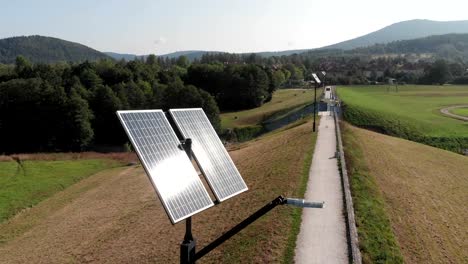 Generación-de-energía-verde-por-paneles-solares.-Cámara-gira-lentamente-alrededor-de-los-paneles-solares