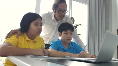 Tutor-room-children-in-class-learning-on-laptop-computer-with-teacher.-4K-Slow-motion-Asian-child-learning-with-teacher-at-home.