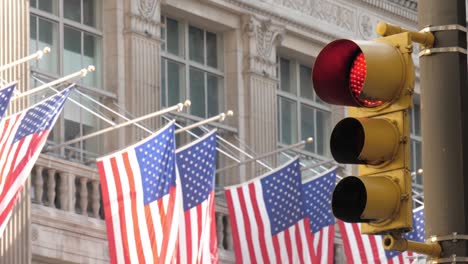 Emblemático-edificio-de-la-ciudad-de-Nueva-York-con-bandera-americana-en-cámara-lenta