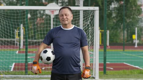 Porträt-von-aktiven-Senior-Mann-mit-Fußball