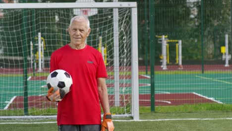 Porträt-der-aktiven-Rentner-halten-Fußball