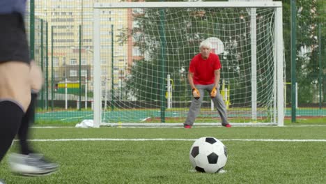 Senior-männlichen-Freunden-Fußball-spielen