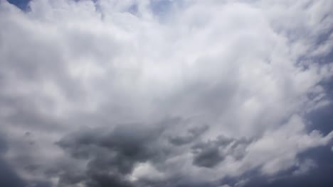 Eine-Gewitter-mit-Blitz-und-Wind-kommt-über-Asien-und-Zeitraffer-von-Gewitterwolken-bewegt-sich-schnell.