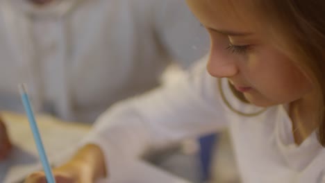 Chica-estudiando-en-casa-con-papá