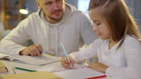 Chica-tener-una-lección-con-Tutor-masculino-en-casa