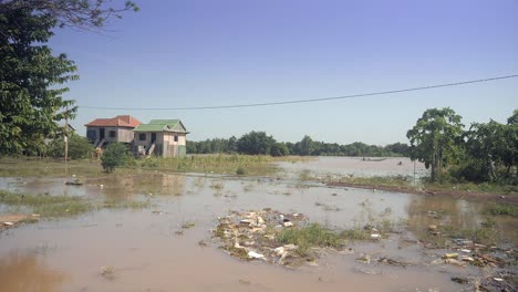 Inundado-el-campo-y-casas-rurales-en-una-zona-rural.