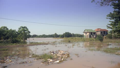 Überfluteten-Gebiet-und-Landhäuser-in-einer-Landschaft.