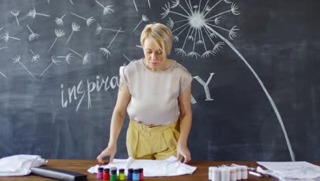 Mujer-preparando-para-pintar-camiseta-acrílicos