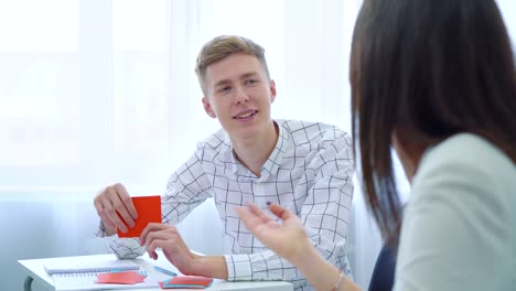 zwei-junge-fröhliche-kreative-Mann-und-ein-Mädchen-Studenten-Gefühl-spannende-darstellende-Kommunikationsfähigkeiten