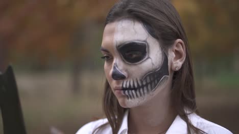 Halloween.-Frau-mit-einem-scary-Halloween-Make-up