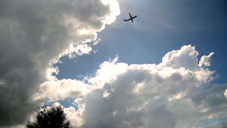 Passagierflugzeug-Overhead-durch-blauen-Himmel-abheben