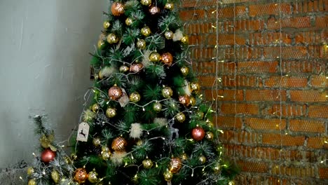 Árbol-de-Navidad-y-decoraciones-lenta