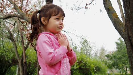 The-child-prays.