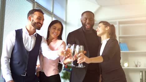 Die-vier-Geschäftsleute,-Trinken-von-Alkohol-in-einem-Büro.-Slow-motion