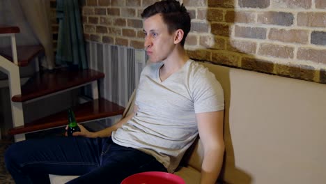 Man-with-beer-and-chips-in-front-of-the-TV