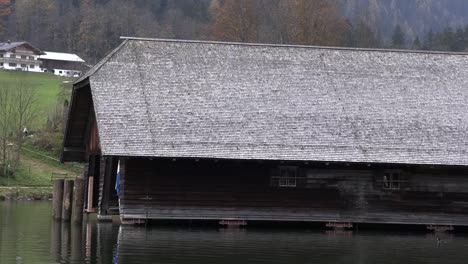 Holzhäuser-am-Wasser-in-Bayern