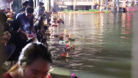 Tiempo-lapso-personas-traen-decoradas-boyante-hasta-el-río-en-Loykratong-festival-en-el-día-de-luna-llena-del-duodécimo-mes-Lunar-para-disculpa-a-diosa-del-agua.