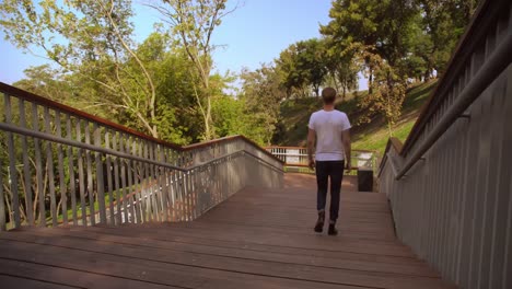 Schüler-kommen-die-Treppe-im-freien