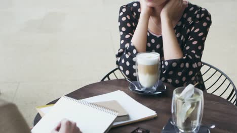 Frau-Zeichnungsskizze-im-café