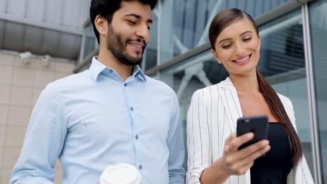 Gente-de-negocios-va-a-trabajar-con-teléfono-y-café-en-la-calle