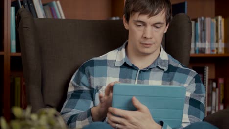 man-uses-the-app-on-his-computer-tablet