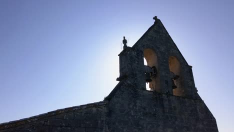 Campana-de-la-iglesia-de-vista-aérea-en-cielo-azul