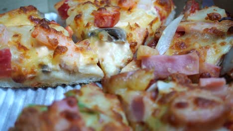 Pizza-de-mariscos-en-caja-de-entrega