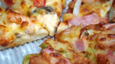 Meeresfrüchte-Pizza-auf-Lieferbox