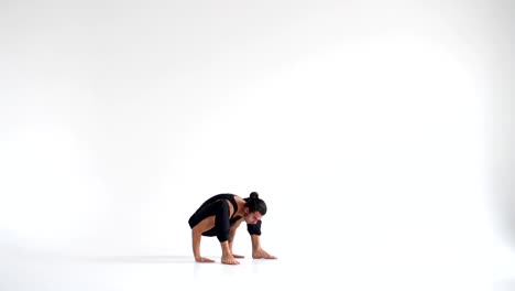 Hombre-practicando-yoga-asanas