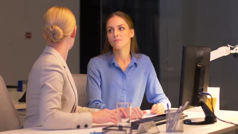 empresarias-con-un-equipo-de-trabajo-tarde-en-la-oficina