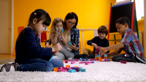 Niña-asiática-jugando-con-bloques-de-construcción