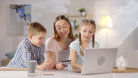 Madre-e-hijos-hablando-cuando-compras-en-línea