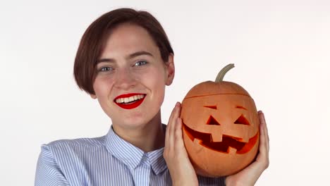 Schöne-Frau-lächelnd-freudig-halten-Halloween-Kürbis