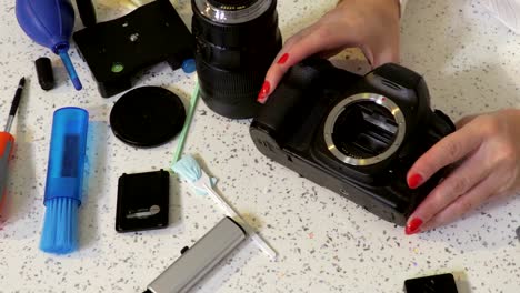 Mujer-fotógrafa-preparando-la-cámara-para-la-limpieza