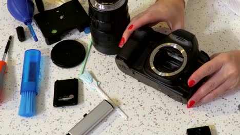 Woman-photographer-preparing-camera-for-cleaning